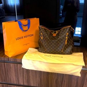 Delightful Louis Vuitton GM with zippers